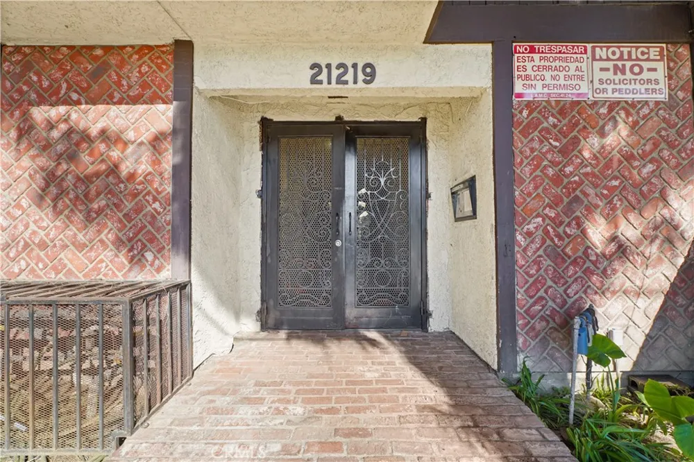 21219 Roscoe Canoga Park, CA 91304