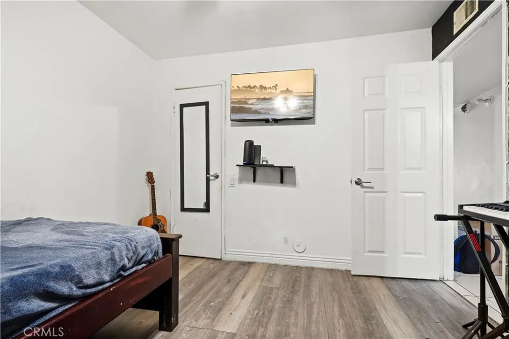 21219 Roscoe Canoga Park, CA 91304