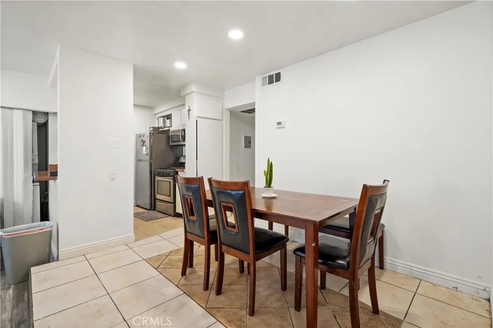 21219 Roscoe Canoga Park, CA 91304