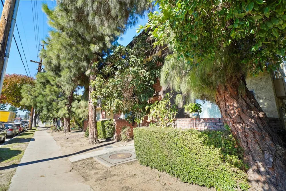 21219 Roscoe Canoga Park, CA 91304