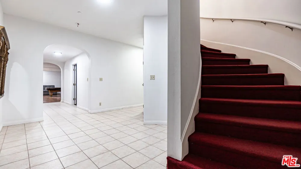 7449 Studio Road Canoga Park, CA 91304
