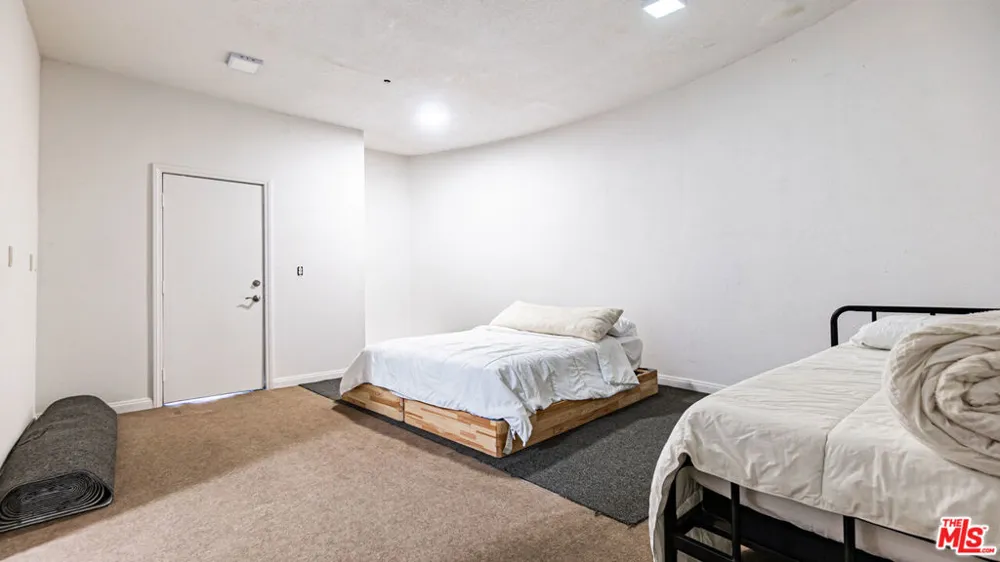 7449 Studio Road Canoga Park, CA 91304