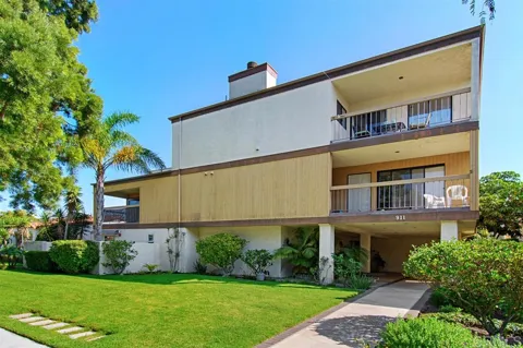 911 E Ave #203