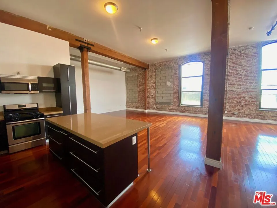 652 Mateo Street #201