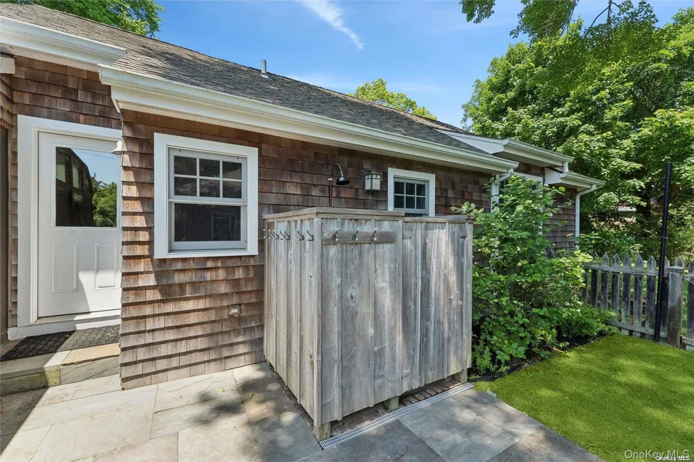 695 Main Street Westhampton Beach, NY 11978