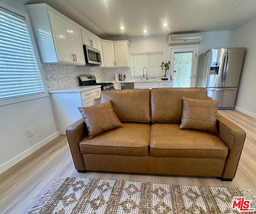 132 CARSON ROAD #A Beverly Hills, CA 90211