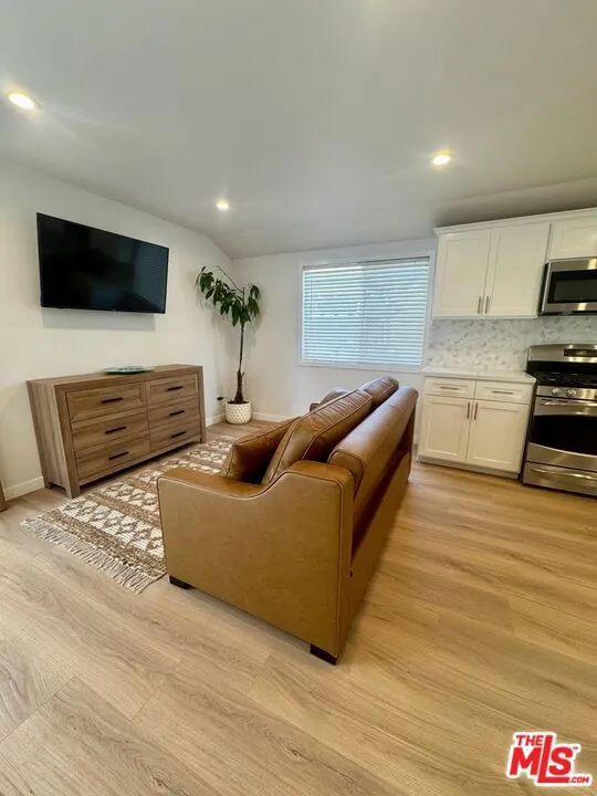 132 CARSON ROAD #A Beverly Hills, CA 90211