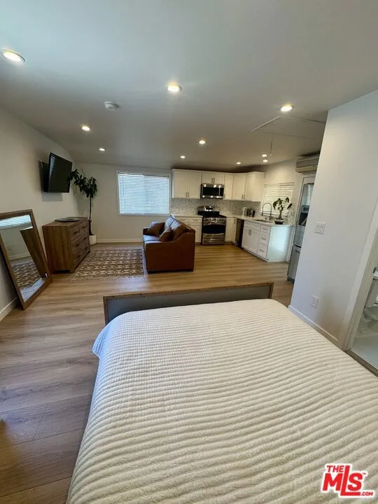 132 CARSON ROAD #A Beverly Hills, CA 90211