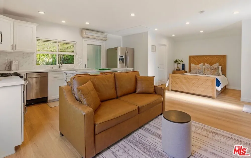 132 CARSON ROAD #A Beverly Hills, CA 90211