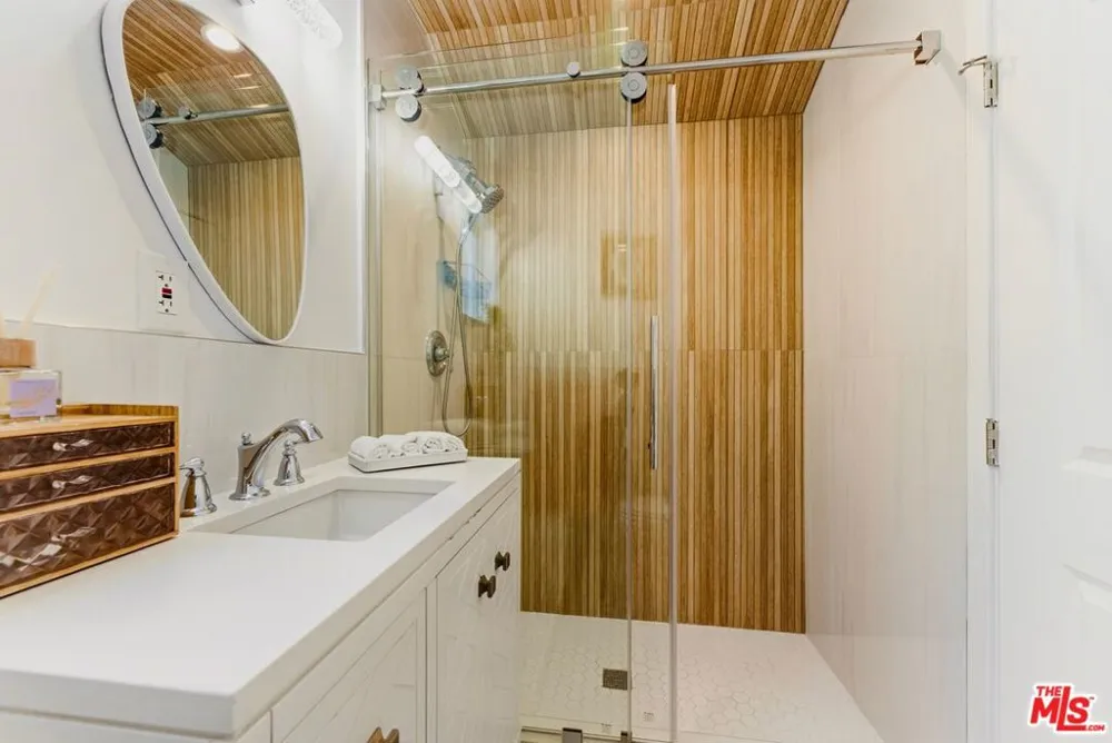132 CARSON ROAD #A Beverly Hills, CA 90211