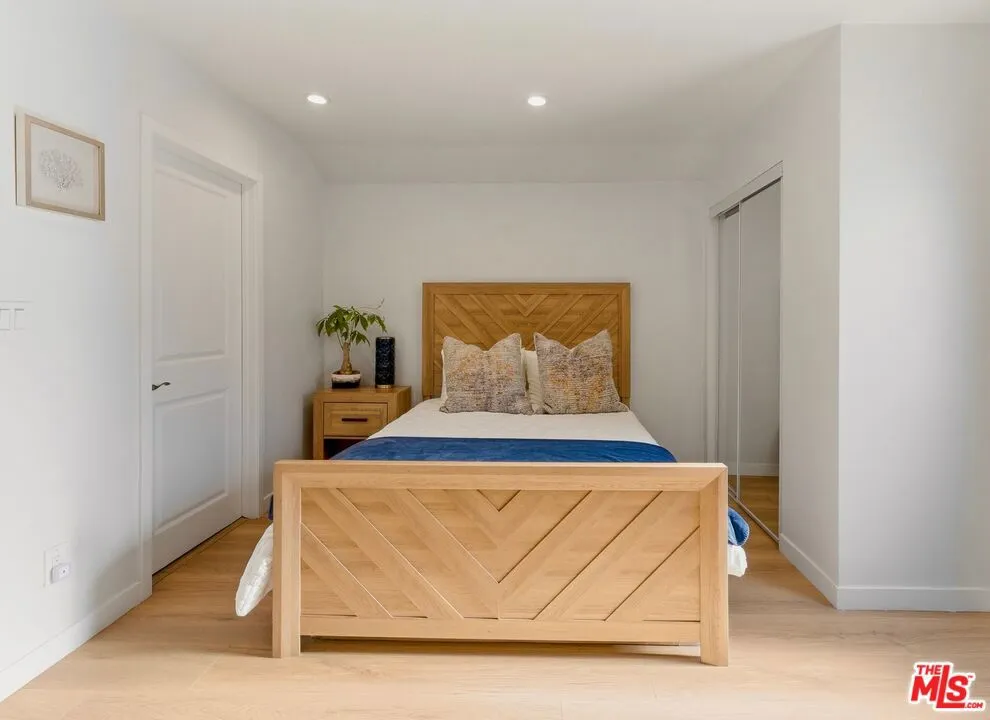 132 CARSON ROAD #A Beverly Hills, CA 90211
