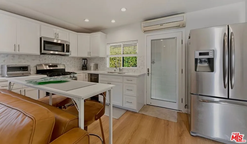132 CARSON ROAD #A Beverly Hills, CA 90211