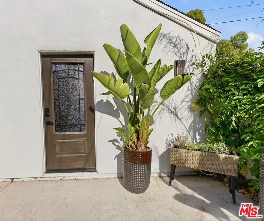 132 CARSON ROAD #A Beverly Hills, CA 90211