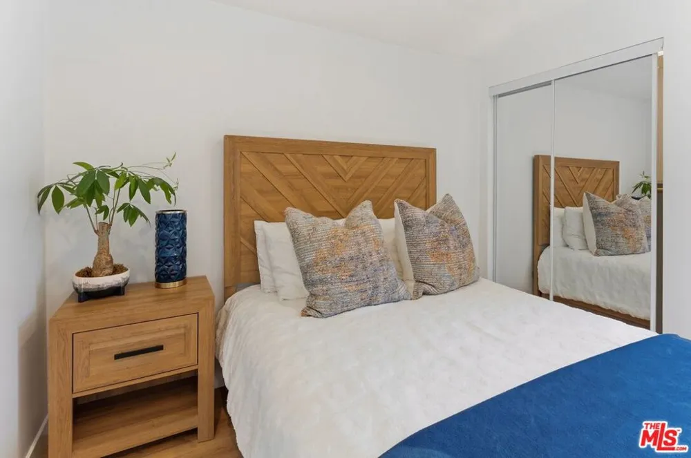 132 CARSON ROAD #A Beverly Hills, CA 90211