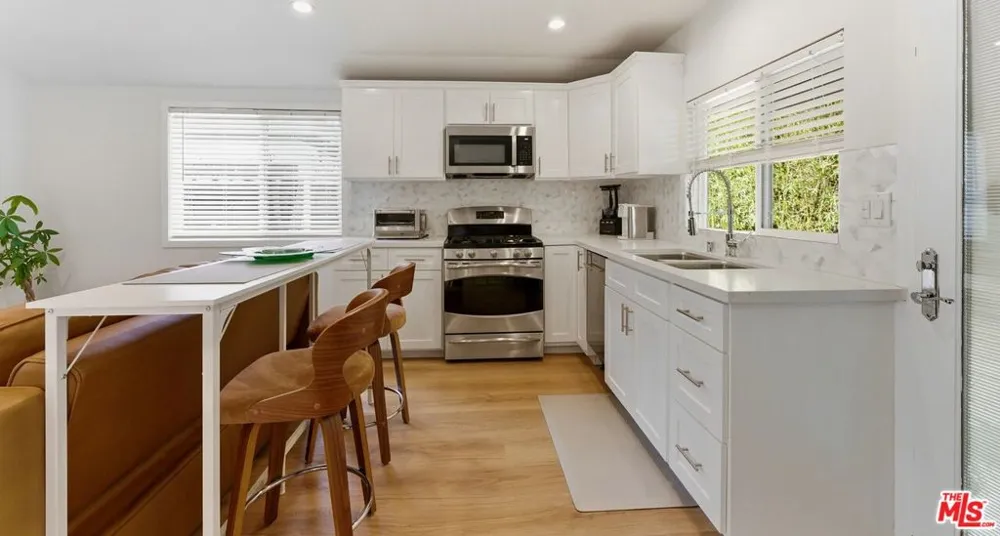 132 CARSON ROAD #A Beverly Hills, CA 90211