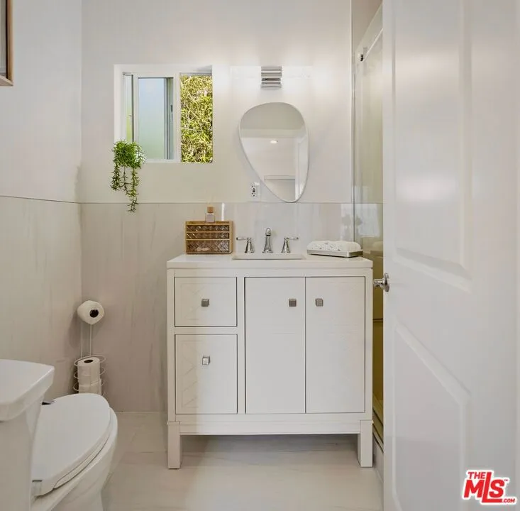 132 CARSON ROAD #A Beverly Hills, CA 90211