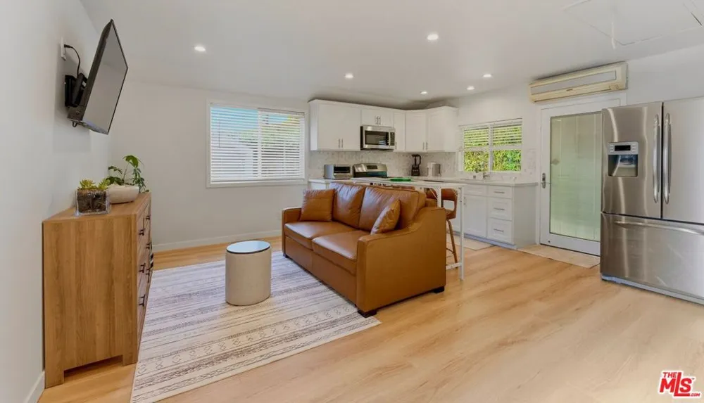 132 CARSON ROAD #A Beverly Hills, CA 90211