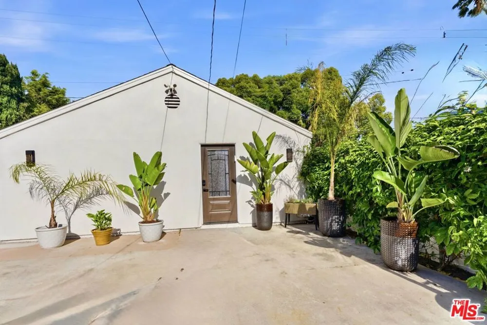132 CARSON ROAD #A Beverly Hills, CA 90211