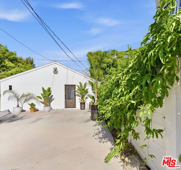 132 CARSON ROAD #A Beverly Hills, CA 90211