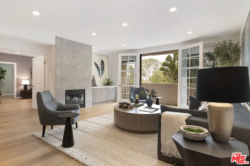 575 S Barrington Avenue #211