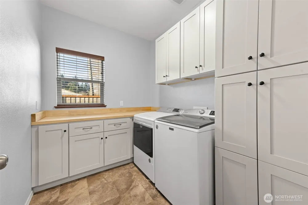111 1st E South Bend, WA 99586