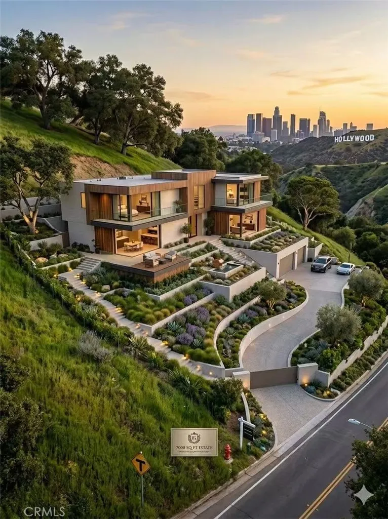 3669 Coldwater Canyon Avenue Studio City, CA 91604
