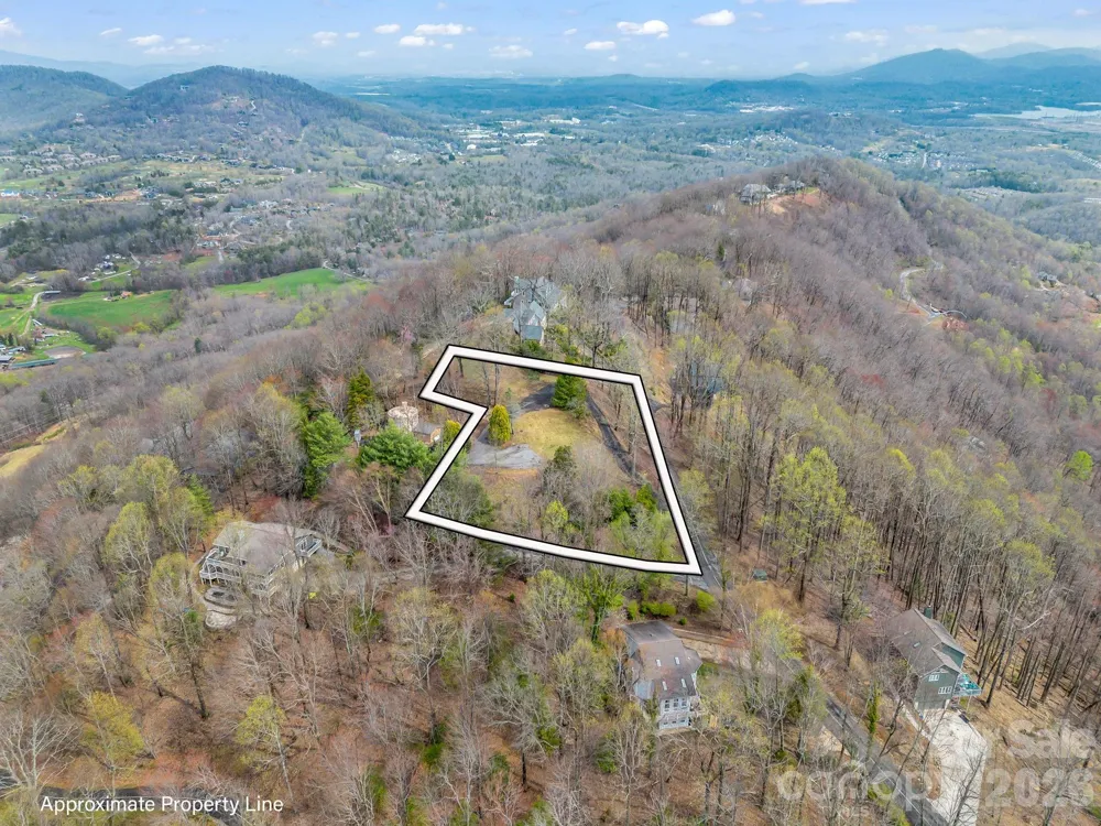 5 Chestnut Top Circle Mills River, NC 28759