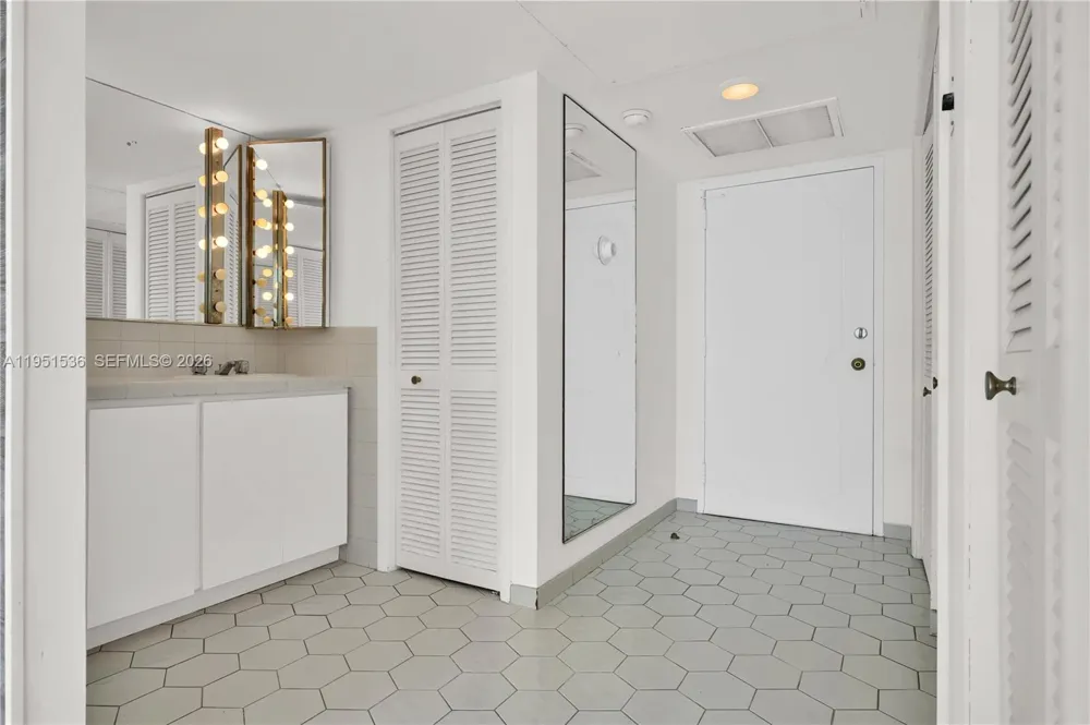 11111 Biscayne Blvd #21C Miami, FL 33181