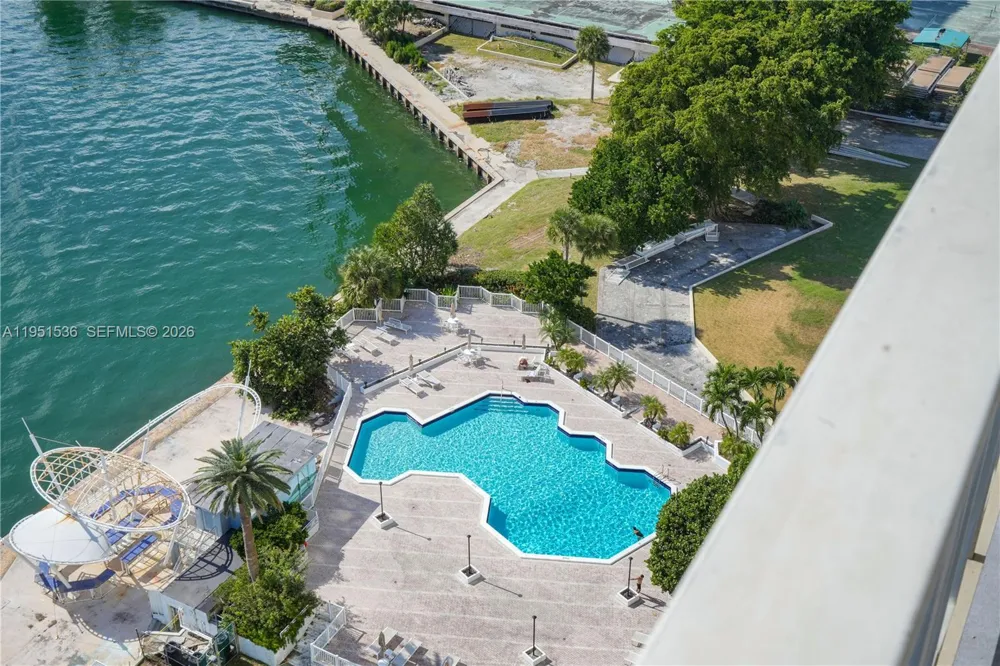 11111 Biscayne Blvd #21C Miami, FL 33181