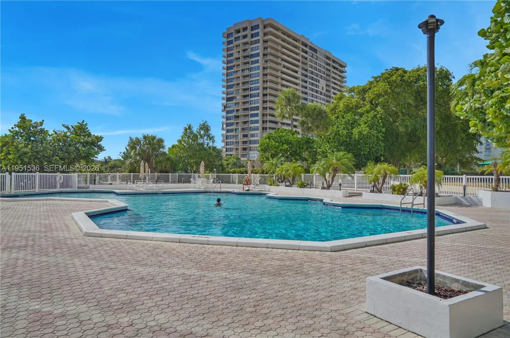 11111 Biscayne Blvd #21C Miami, FL 33181