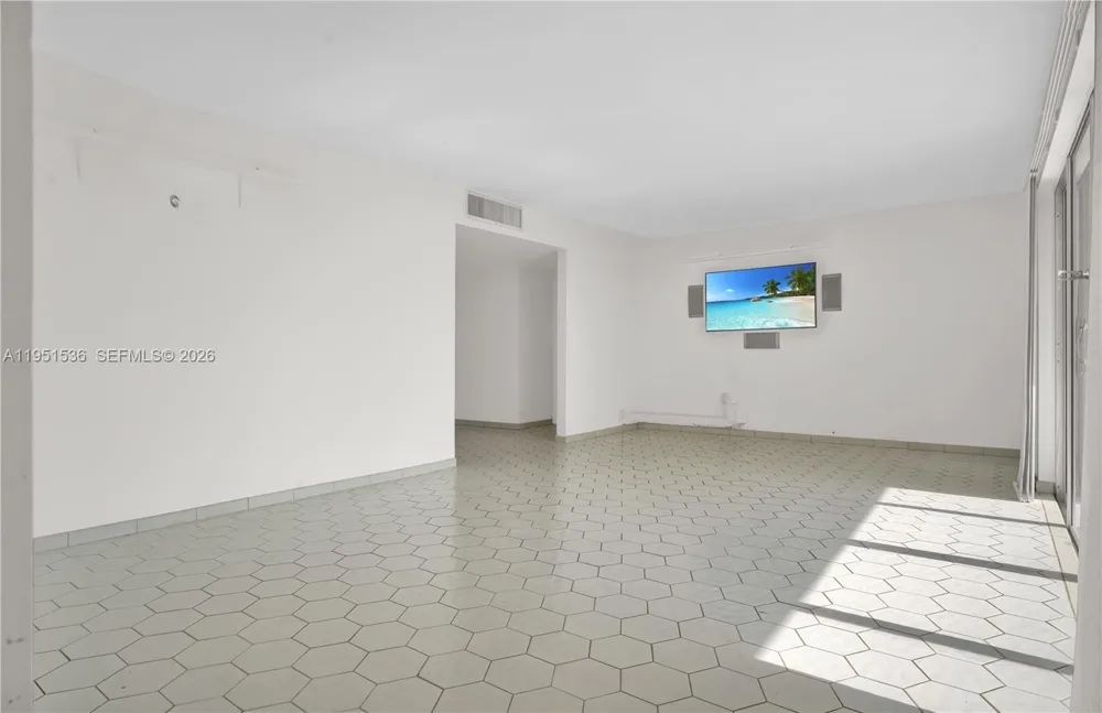 11111 Biscayne Blvd #21C Miami, FL 33181