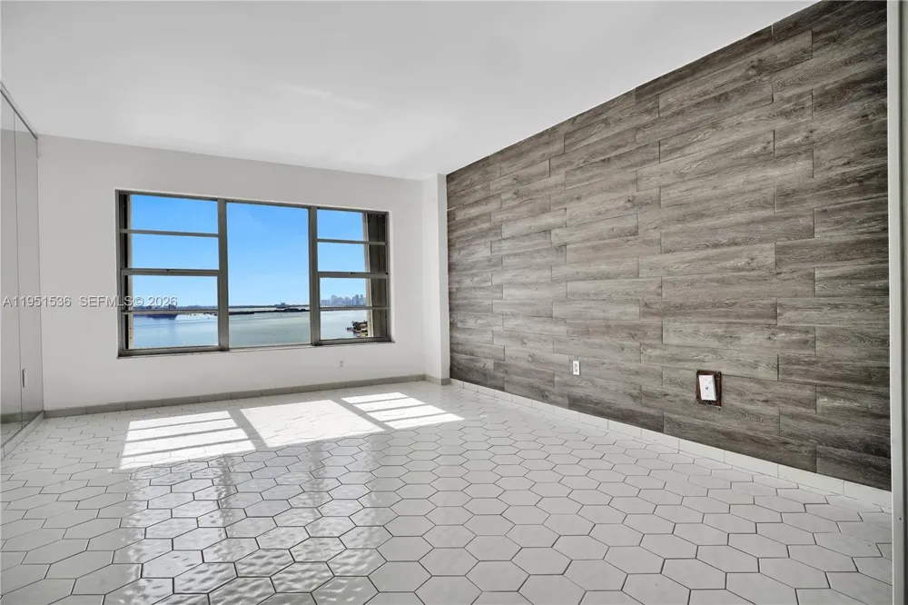 11111 Biscayne Blvd #21C Miami, FL 33181