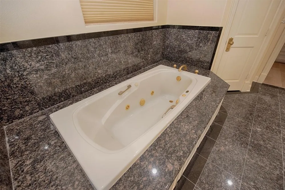 2293 E Bayshore Drive San Leon, TX 77539