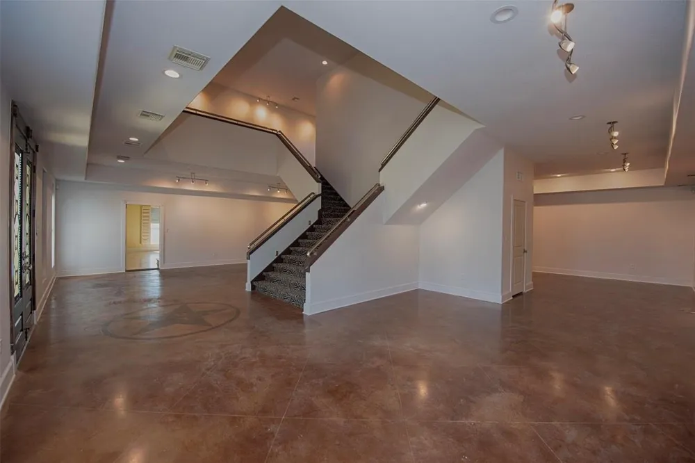2293 E Bayshore Drive San Leon, TX 77539