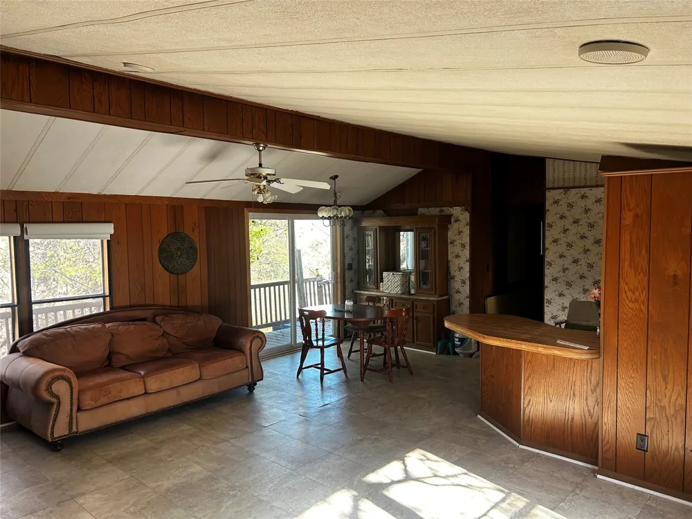 194 Lakeview Court Sunset, TX 76270