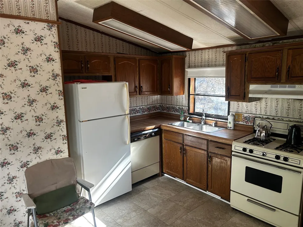 194 Lakeview Court Sunset, TX 76270