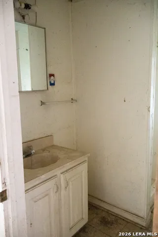 134 Kessler Ln Knippa, TX 78870