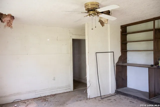 134 Kessler Ln Knippa, TX 78870