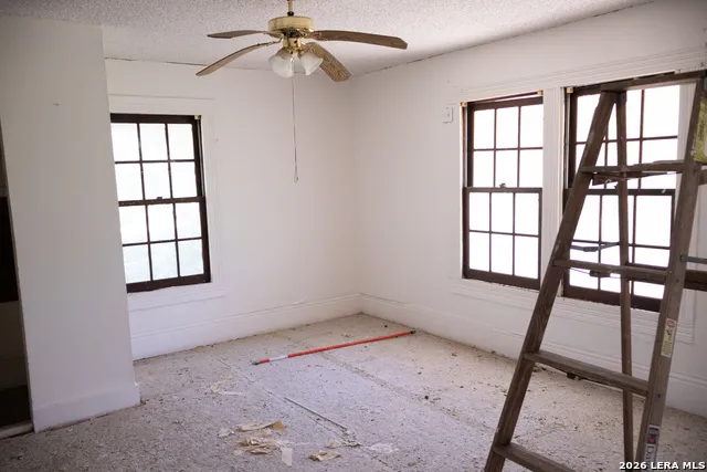 134 Kessler Ln Knippa, TX 78870