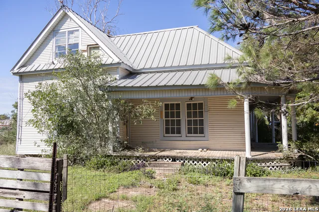 134 Kessler Ln Knippa, TX 78870