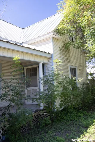 134 Kessler Ln Knippa, TX 78870