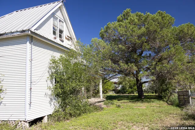 134 Kessler Ln Knippa, TX 78870