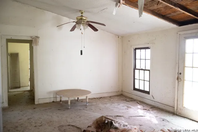134 Kessler Ln Knippa, TX 78870