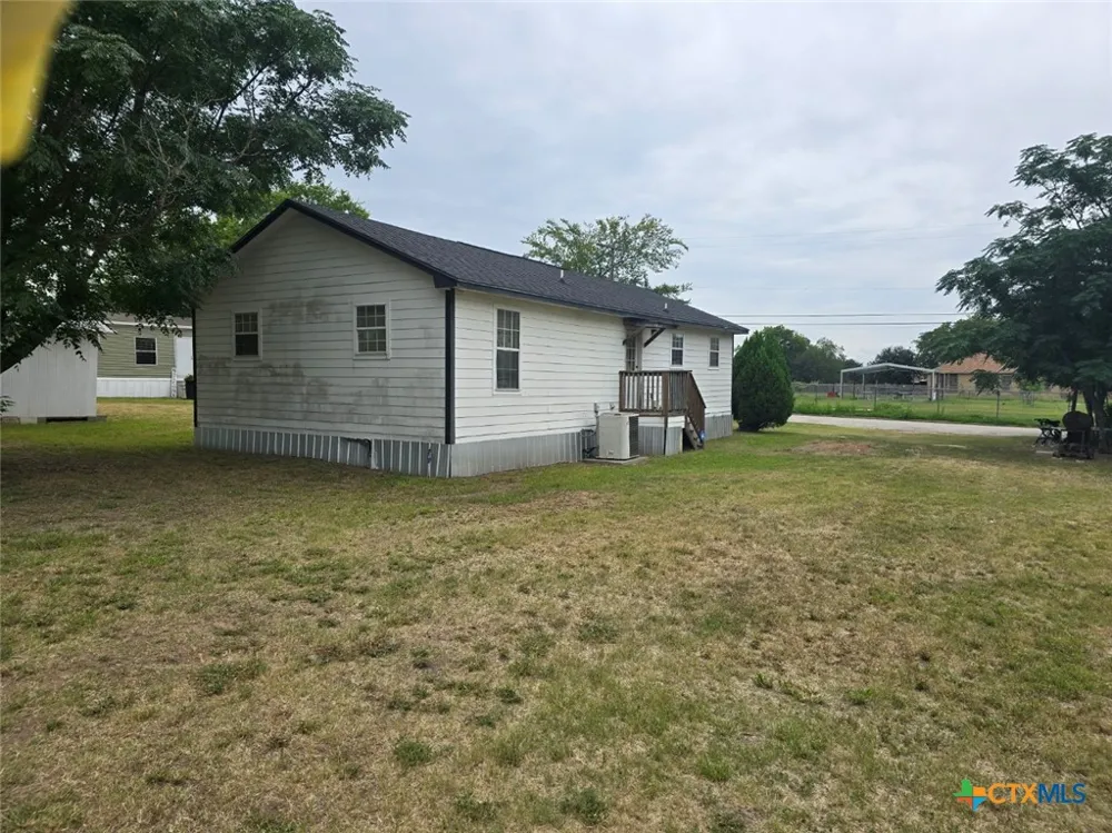 1517 School Street Gonzales, TX 78629