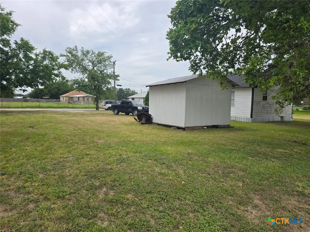 1517 School Street Gonzales, TX 78629