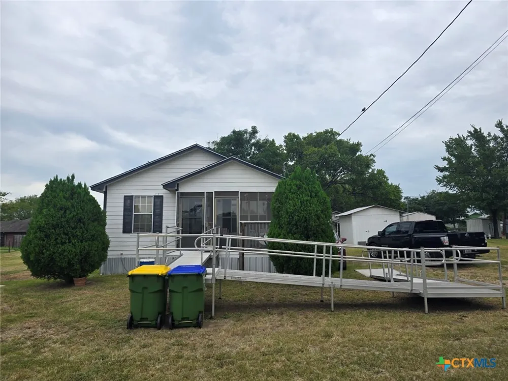 1517 School Street Gonzales, TX 78629