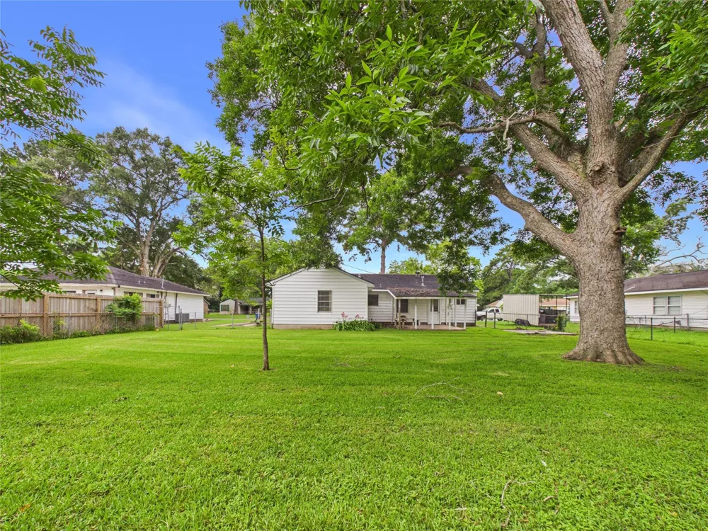 1006 Mac Drive Sweeny, TX 77480