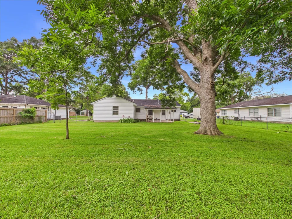 1006 Mac Drive Sweeny, TX 77480
