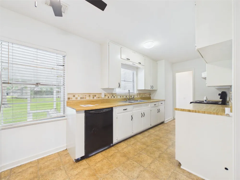 1006 Mac Drive Sweeny, TX 77480
