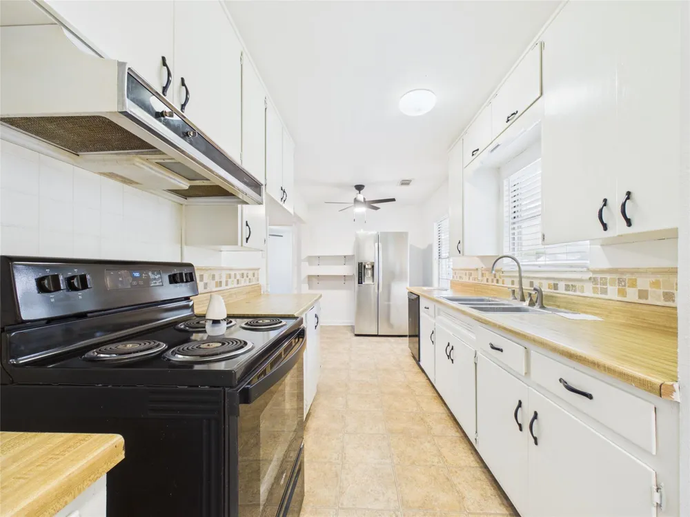 1006 Mac Drive Sweeny, TX 77480